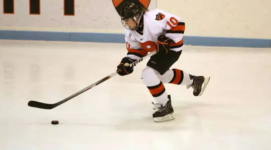 Women's Hockey Hosts No. 10 Harvard & Dartmouth as League Play Resumes