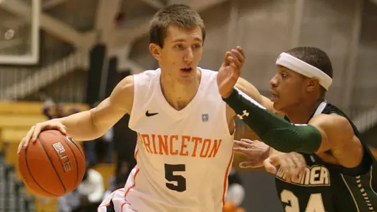 Men's Hoops Closes Weekend, Tops West Alabama