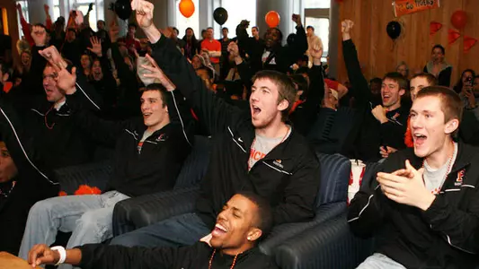 Men's Hoops to Face Kentucky in Tampa to Open NCAAs Thursday