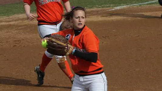 Softball Gets Saturday Split in Sacramento