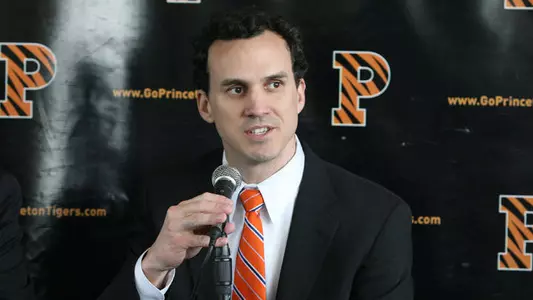 Henderson '98 Talks Men's Hoops Schedule, Practice