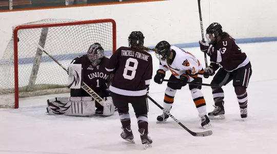 Newell Gets First Career Shutout as Women's Hockey Tops Union 3-0