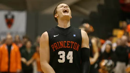 Men's Hoops Defeats No. 25/21 Harvard, 70-62