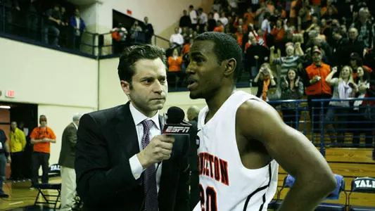 Douglas Davis '12 Signs in German Bundesliga