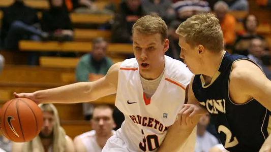 Men's Basketball Shakes Off Finals Rust, Defeats TCNJ 71-33