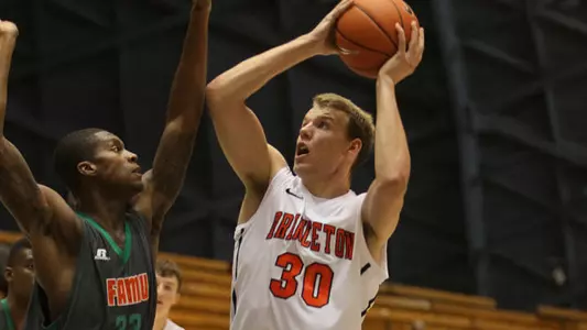 Men's Hoops Tops Rice in Texas, 70-56