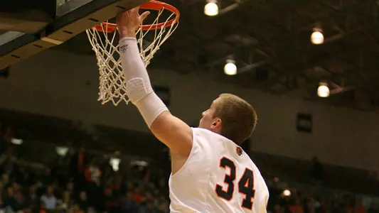 Men's Hoops Closes Regular Season With 71-58 Win at Penn