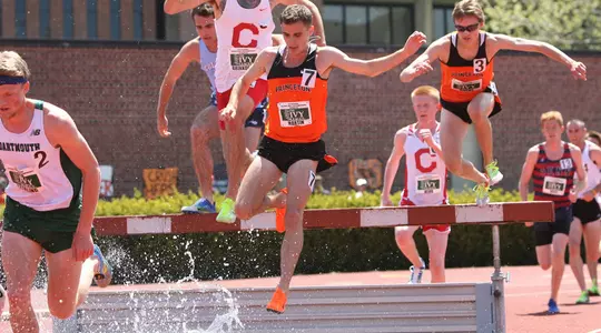 Men's Track & Field Host Sam Howell; Send Distance to Stanford