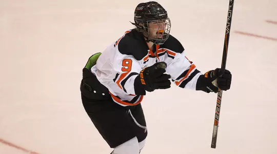 Women's Hockey Sweeps Weekend with 5-1 Win Over Brown