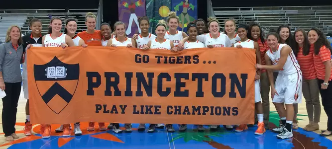 Women's Basketball Wins Seventh Straight With 73-43 Victory Over Charlotte