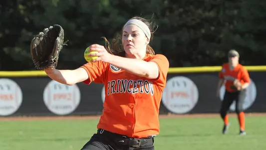 Softball Tops Iowa in Saturday Split at UCF