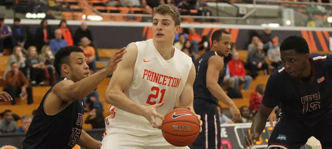 Men's Basketball Rolls Past FDU to Start Season 4-0