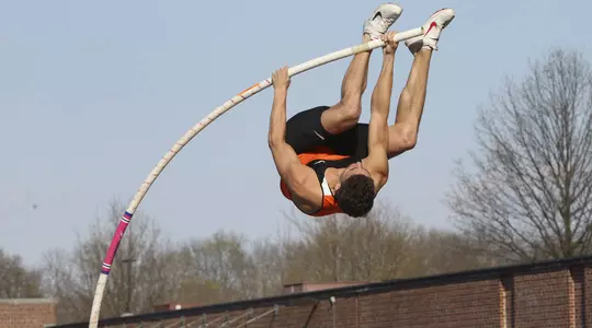 Bragg Launches to Third at Penn Relays Pole Vault