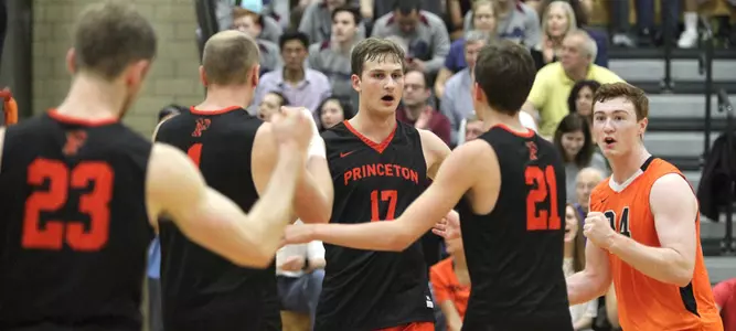 Volleyball Completes Season With Dramatic Comeback Win At Sacred Heart