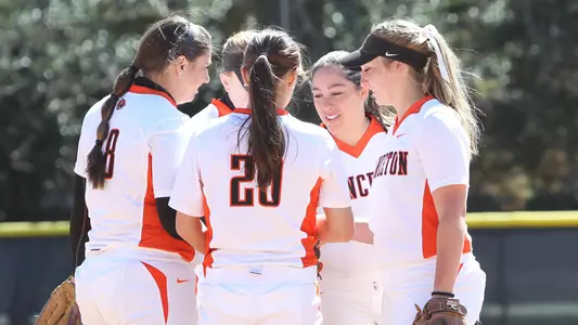 softball huddle