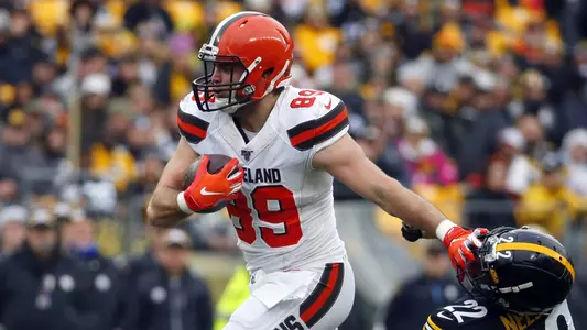 Stephen Carlson pushes away a defender as he runs with the ball for the Cleveland Browns against the Pittsburgh Steelers during the 2019 season.