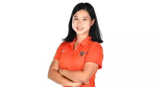 Karen Kim posed photo