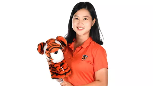 Karen Kim posed photo