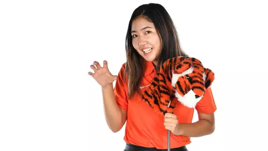 Julia Kashimura posed photo