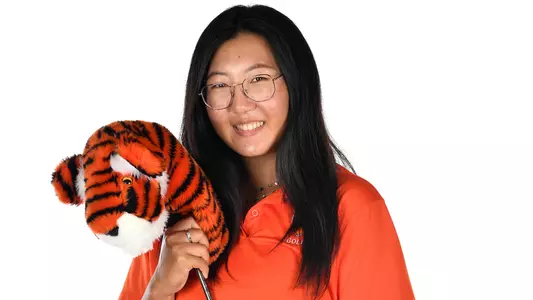 Grace Ni posed photo