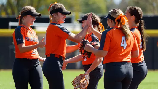softball huddle