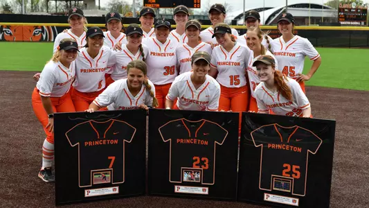 softball team with 2022 seniors