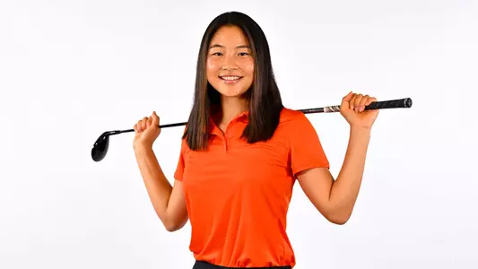 Caris Kim posed photo