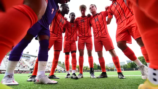 Men's Soccer Huddle 2022 vs Vermont