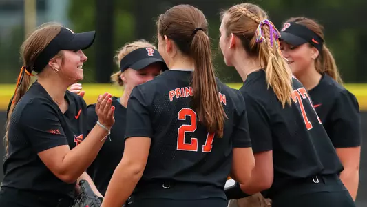 softball huddle photo