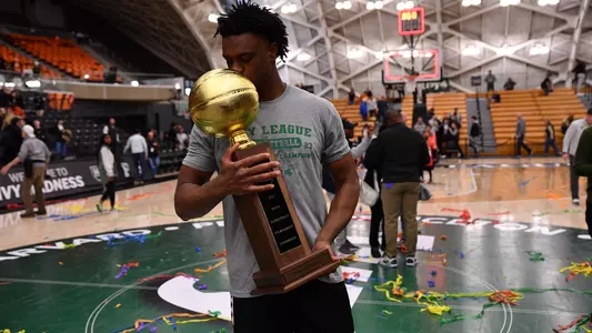 Men's Basketball Trophy Kiss 2023