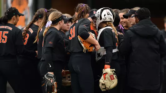 softball team huddle