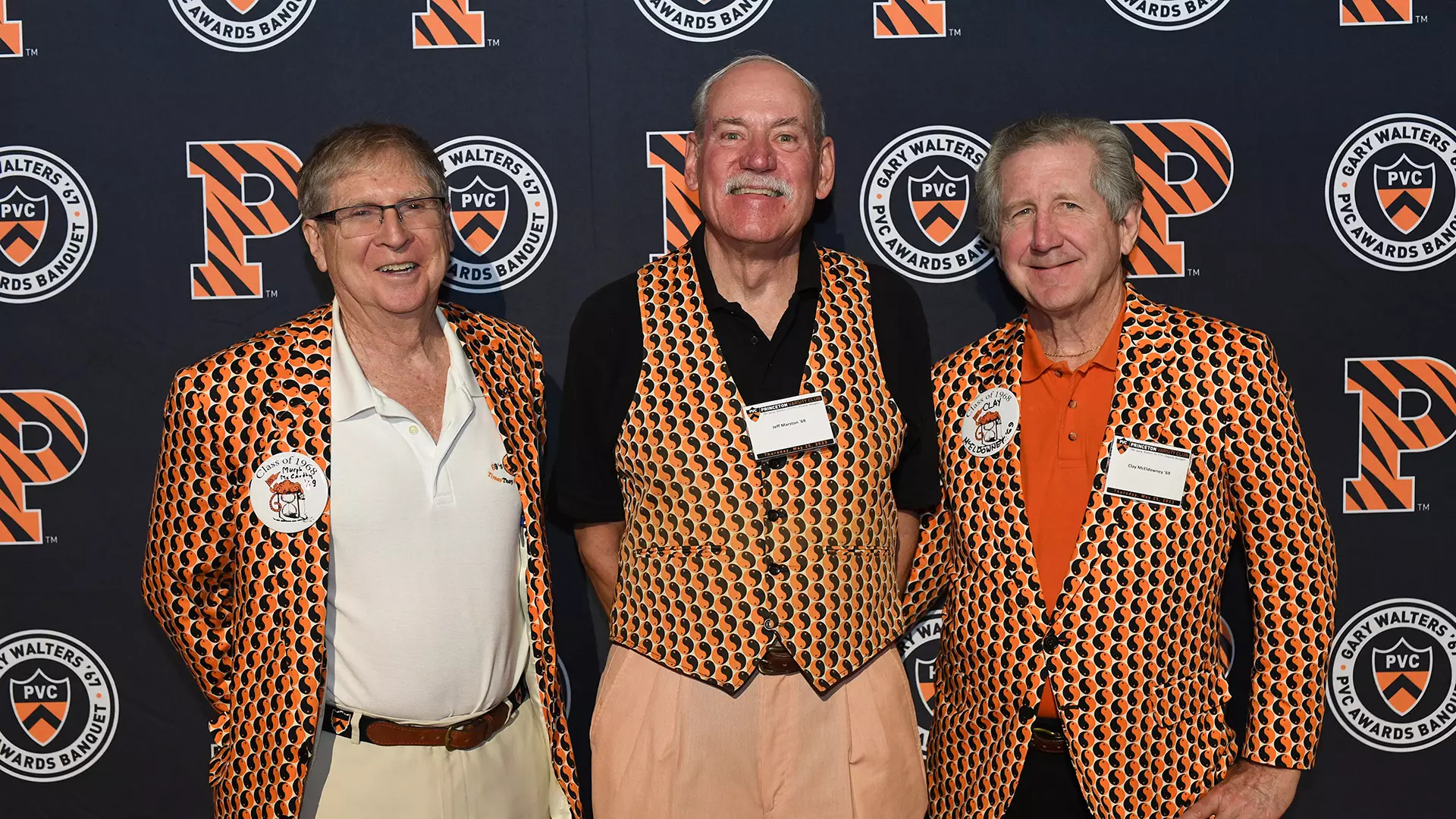 Banquet attendees posed photo