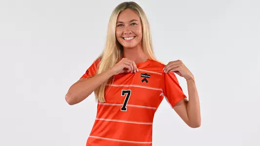 Marissa Hart posed photo