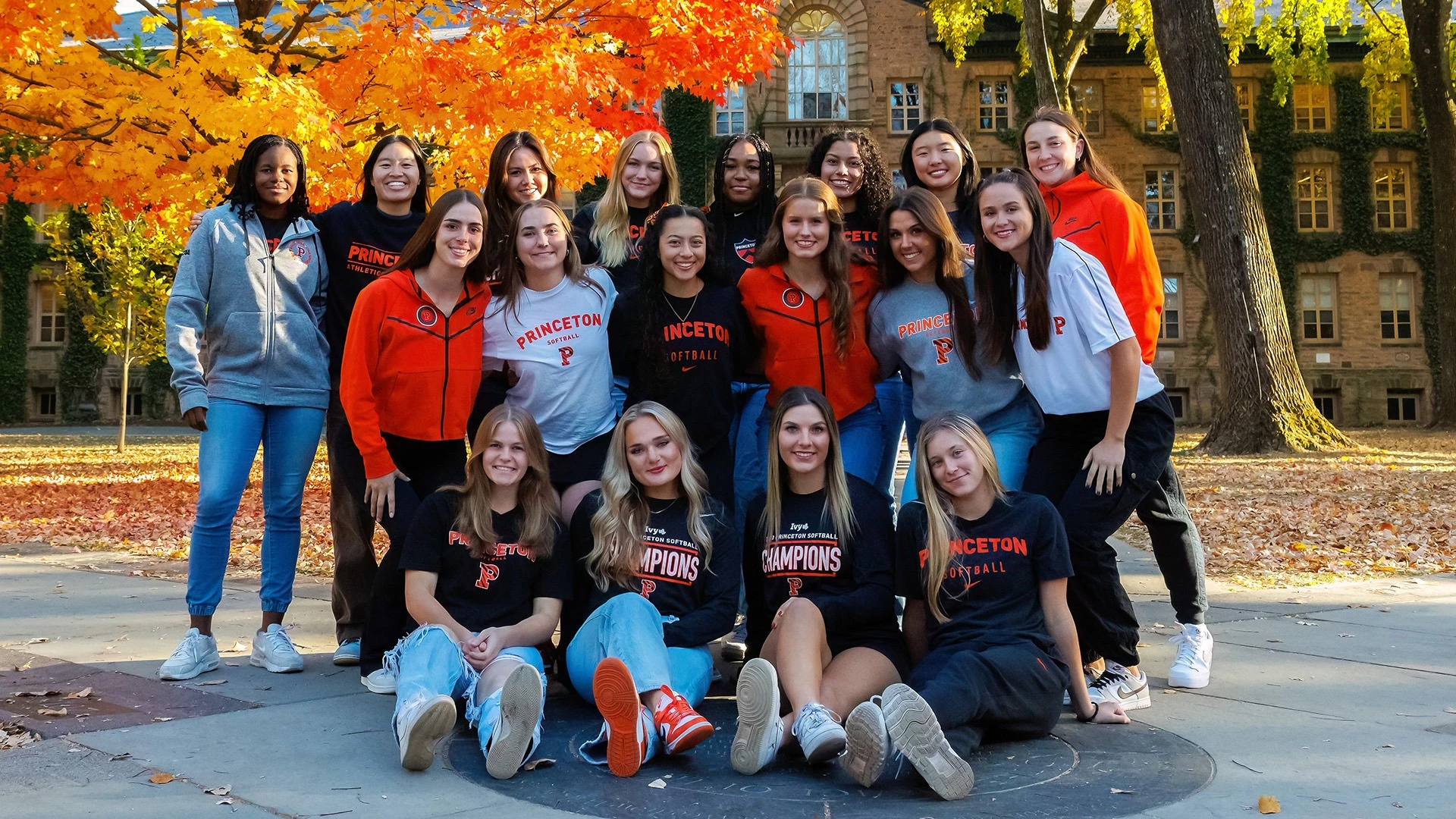 softball 2025 team photo