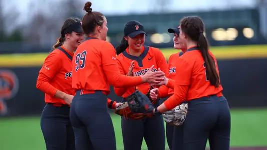 softball team huddle photo