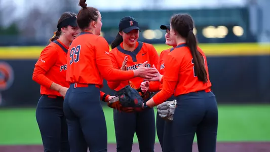 softball huddle