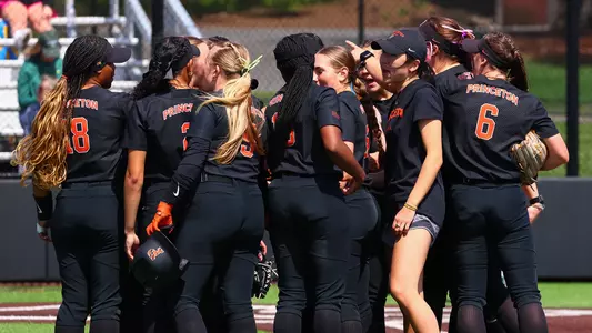 softball huddle photo