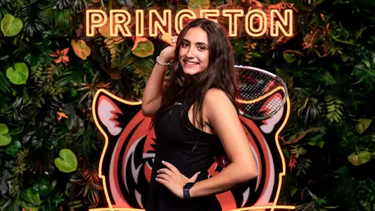 Leila Yosry posed photo