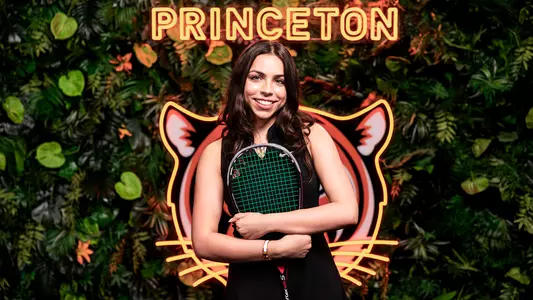 saranya singh posed photo