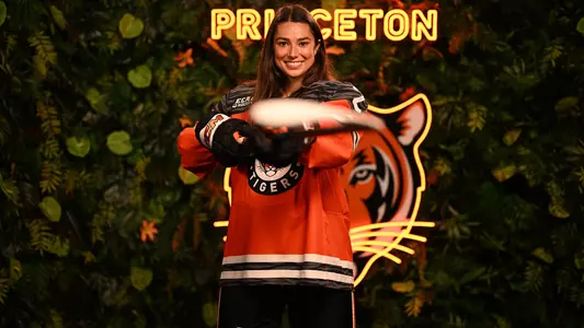 Ani Kozak posed photo