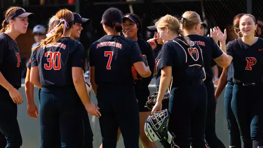 softball team huddle photo