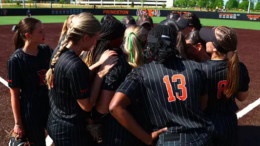softball huddle photo