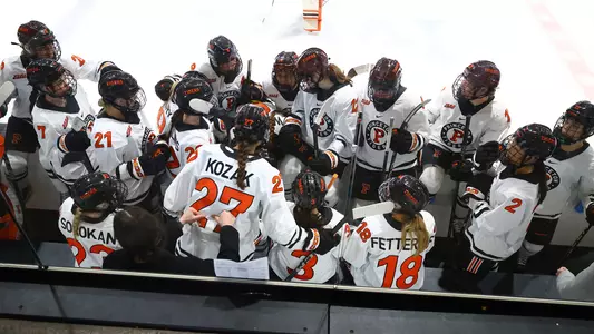 women's hockey team huddle photo