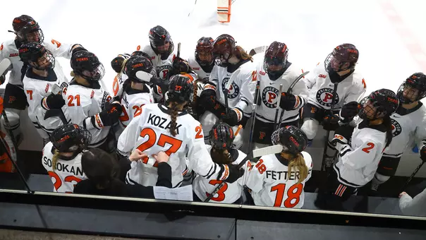 women's hockey team huddle photo
