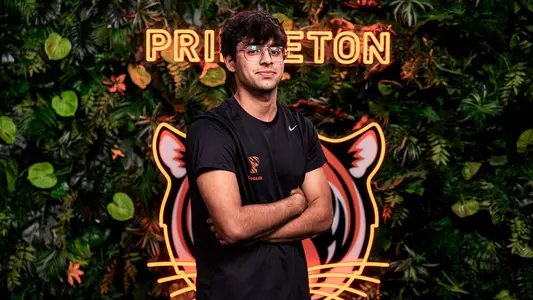 yuvraj wadhwani posed photo