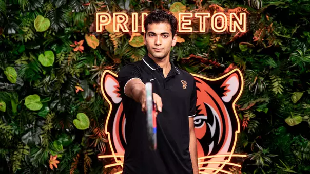 avi agarwal posed photo