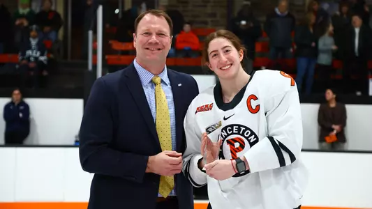 issy wunder receives mandi schwartz scholar athlete award