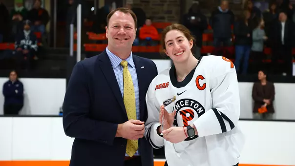 issy wunder receives mandi schwartz scholar athlete award