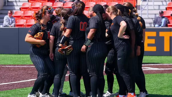 softball huddle photo