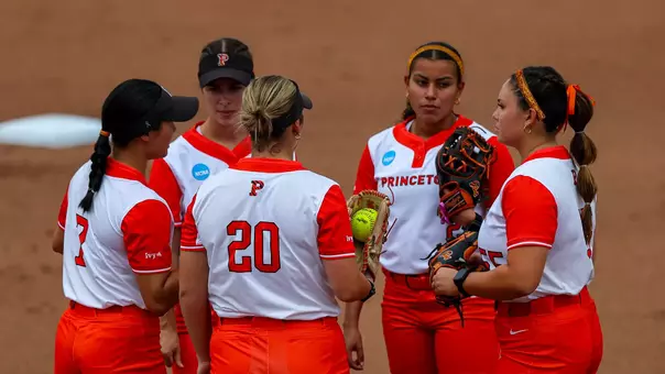softball ncaa huddle photo